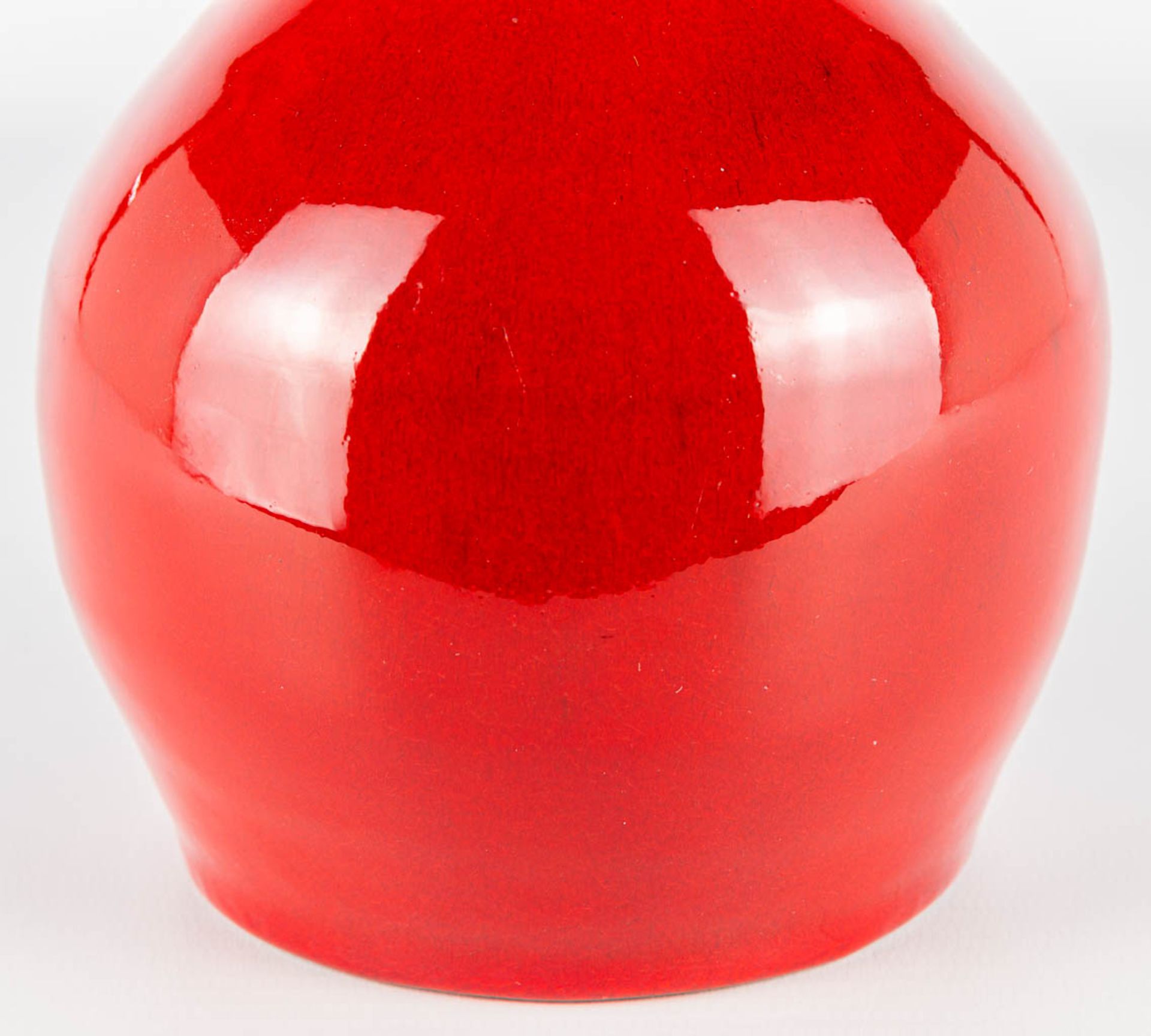 Leon GOOSSENS (XX) A red glazed vase made of ceramics. Not marked. (20 x 11 cm) - Image 4 of 9