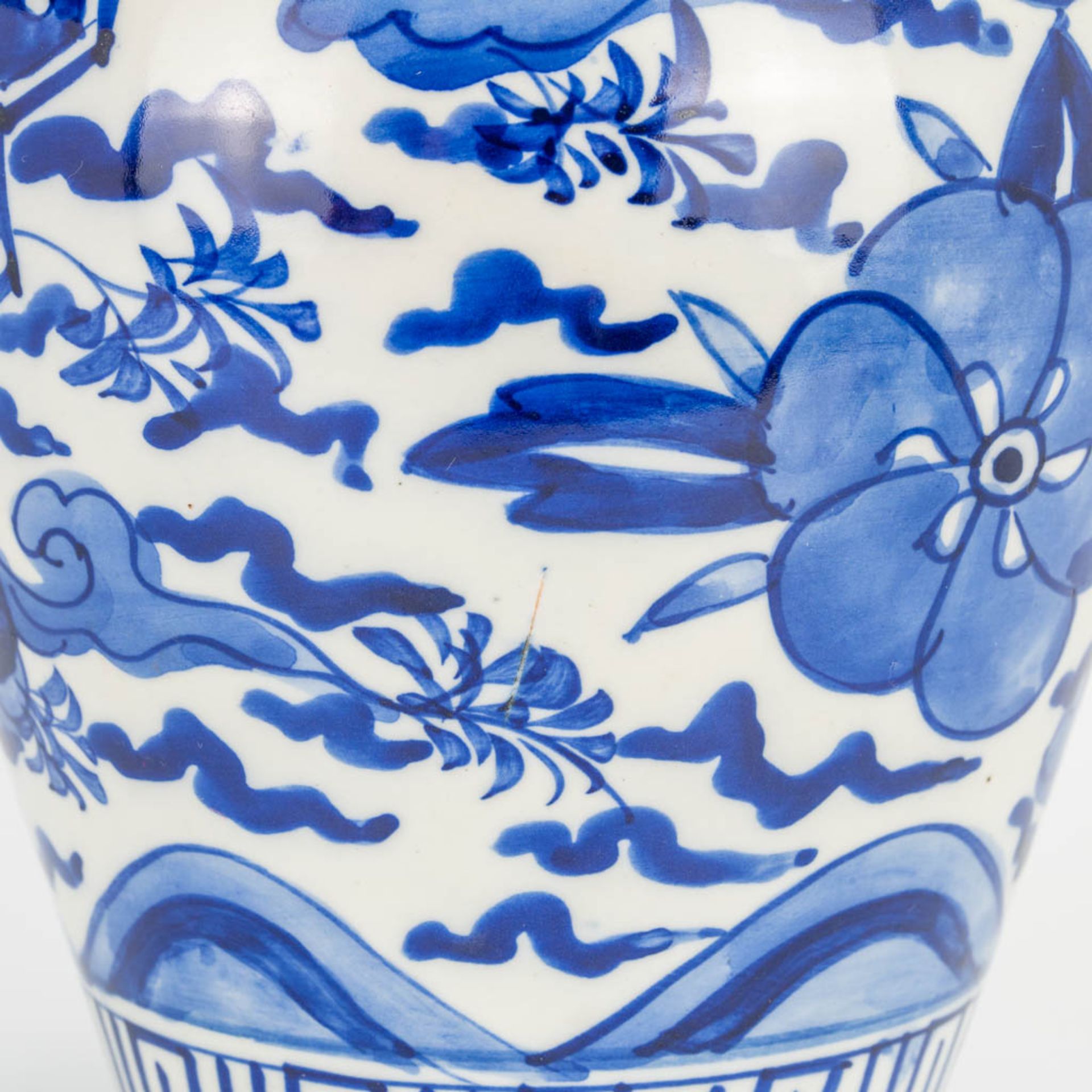 A pair of small Oriental vases wit lid, blue-white floral decor. (40 x 20 cm) - Bild 13 aus 20