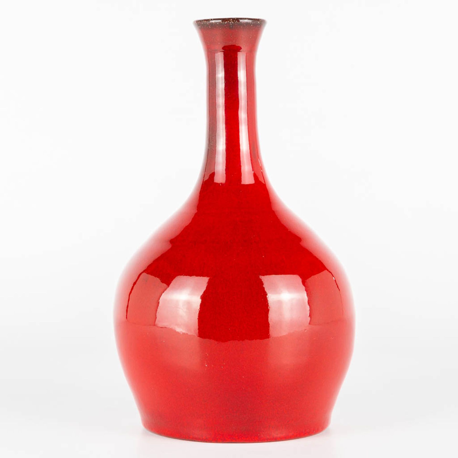 Leon GOOSSENS (XX) A red glazed vase made of ceramics. Not marked. (20 x 11 cm) - Image 7 of 9