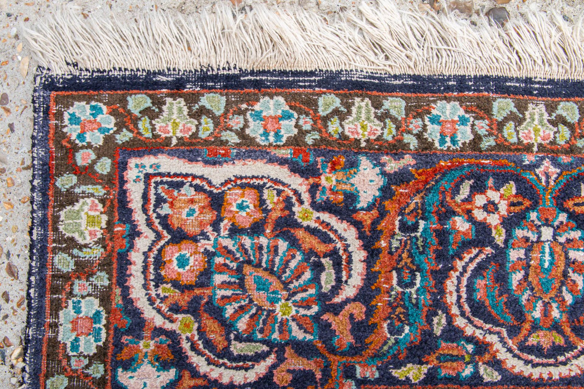 An Oriental hand-made carpet. kerman. (122,5 x 180 cm) - Image 2 of 6