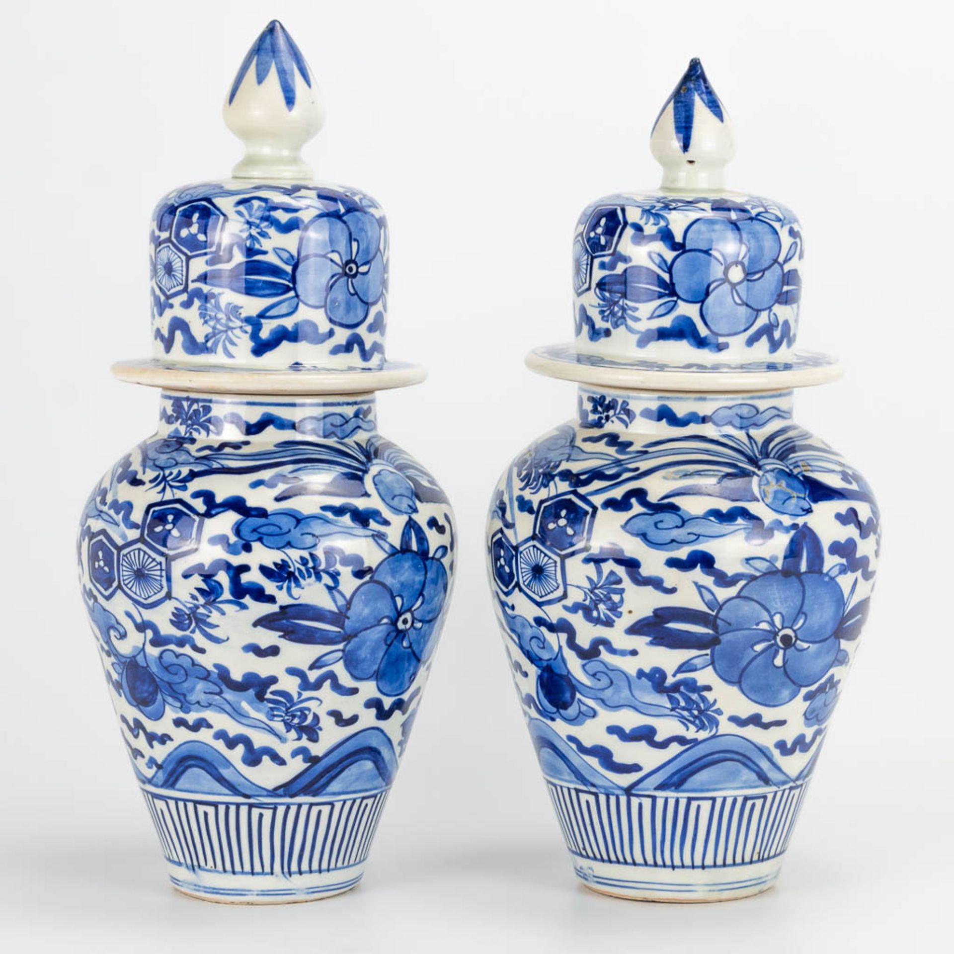 A pair of small Oriental vases wit lid, blue-white floral decor. (40 x 20 cm) - Bild 20 aus 20