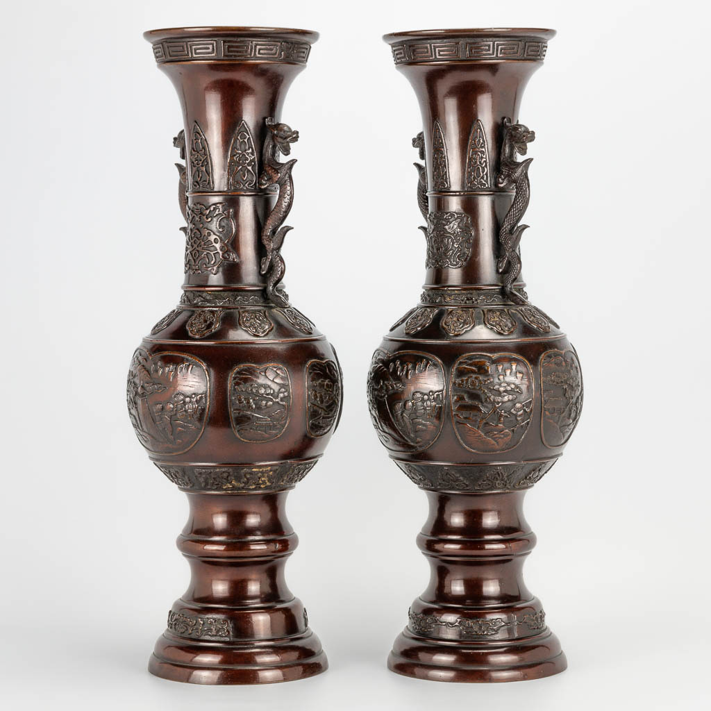 A pair of bronze Japanese vases decorated with landscapes and dragons, 19th century. (50,5 x 20 cm) - Image 7 of 19