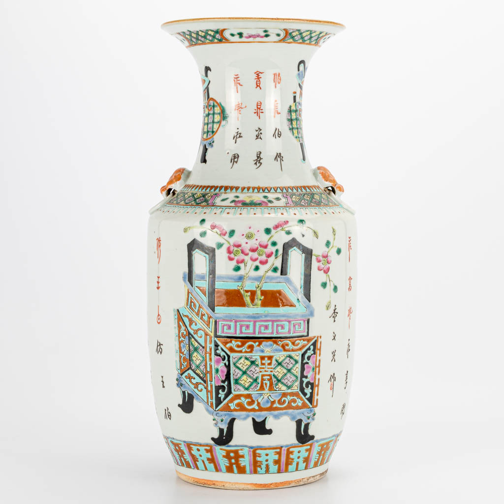 A chinese vase with decor of a planter. 19th/20th century. (43 x 20 cm)
