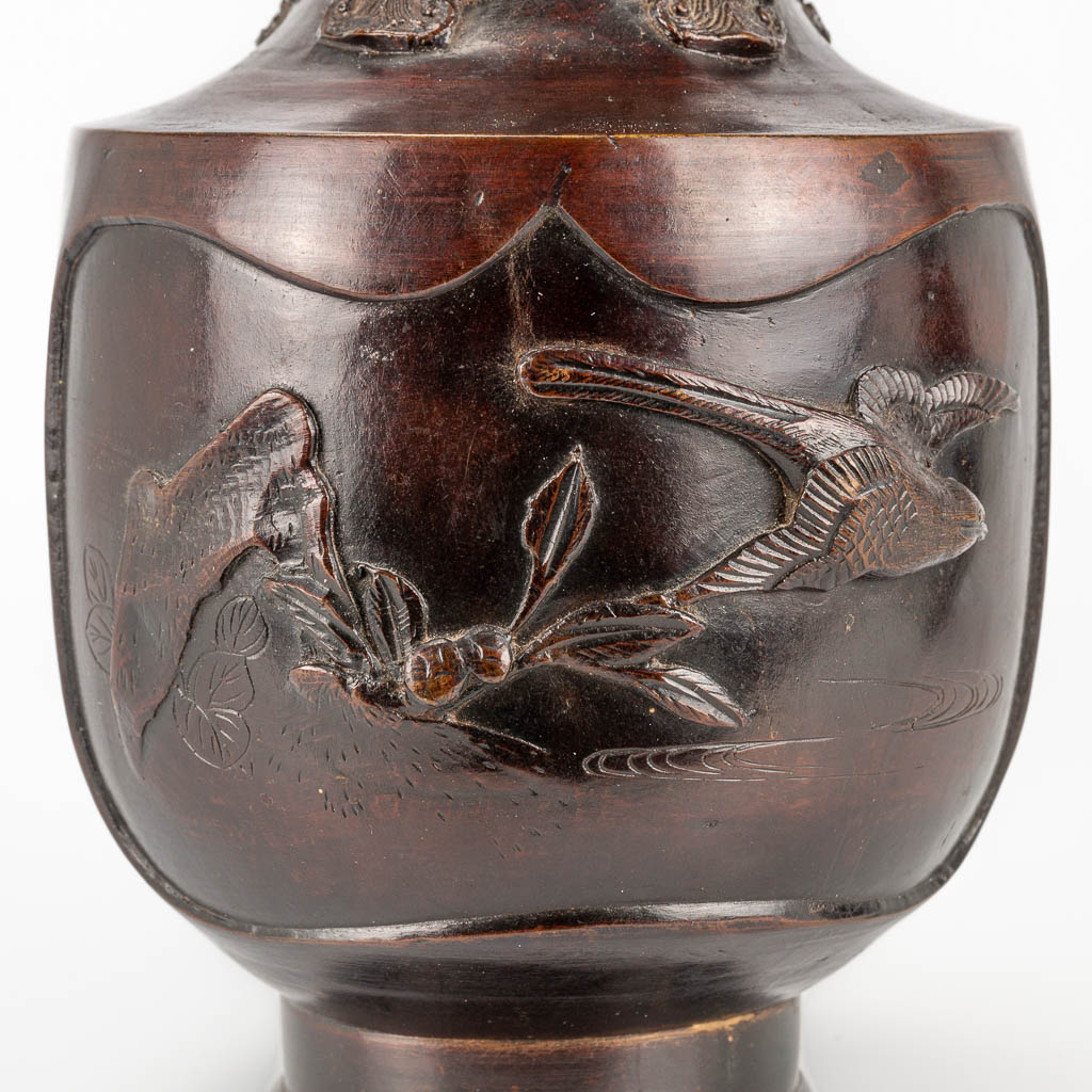 A pair of vases made of bronze with bird decor, Japan Meiji, 19th century. (30 x 12,5 cm) - Image 14 of 19