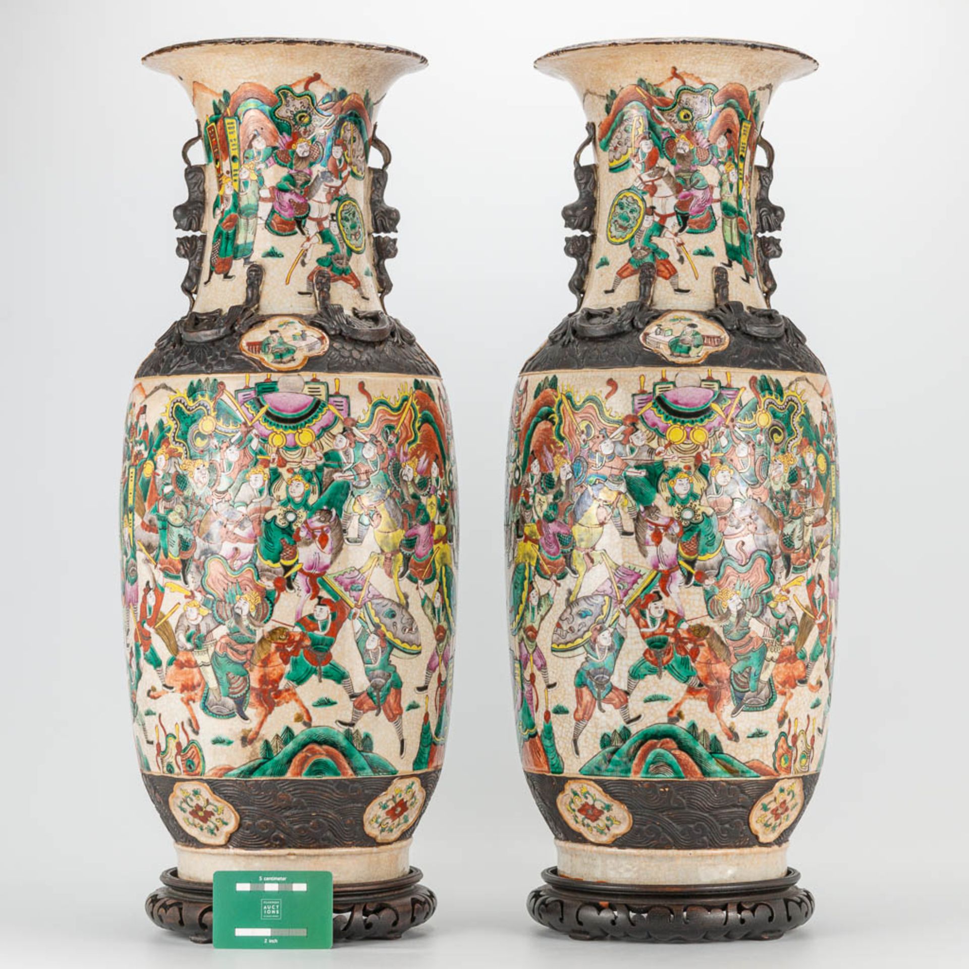 A pair of large Nanking Chinese vases with decor of warriors. 19th/20th century. (62 x 24 cm) - Image 4 of 29