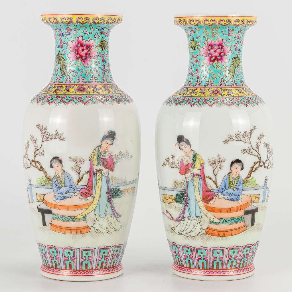 A pair of small vases made of Chinese porcelain, Republic, 20th century. (21 x 9 cm)