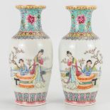 A pair of small vases made of Chinese porcelain, Republic, 20th century. (21 x 9 cm)