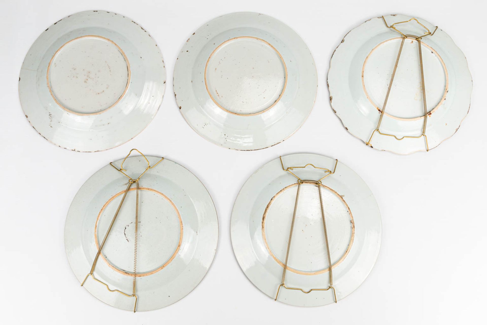 A collection of 10 display plates made of Oriental porcelain, Imari and blue-white and Famille Rose. - Image 6 of 16