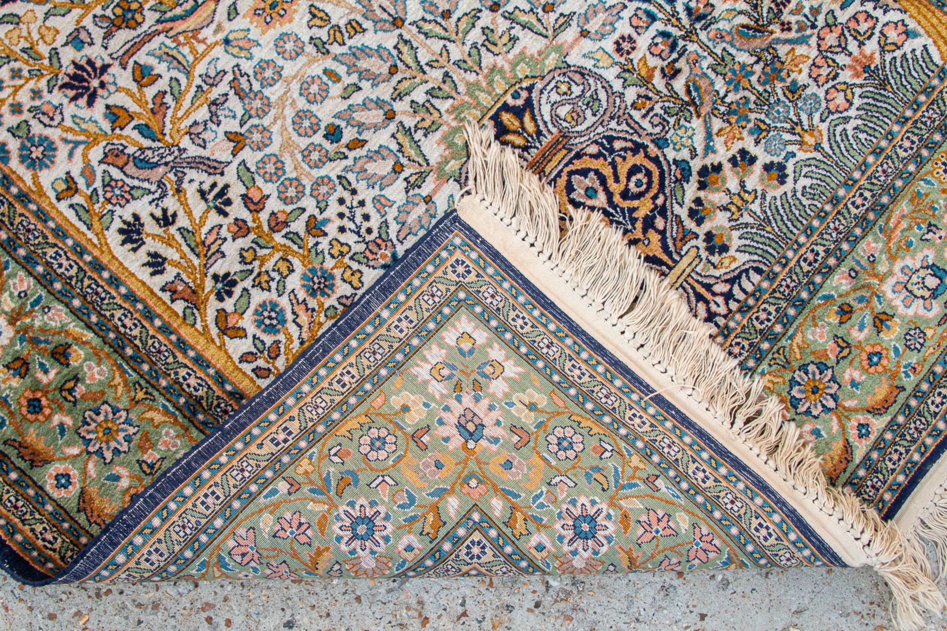 An Oriental hand-made carpet. Kachan with decor of birds. (120 x 180 cm) - Image 2 of 5