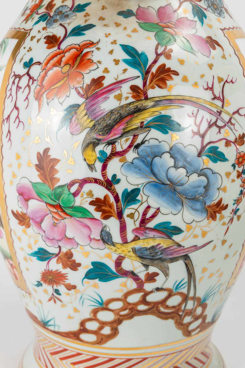 A pair of vases made of porcelain and decorated with flowers, birds, children and emperors. 19th/20t - Image 19 of 22