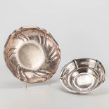 A collection of 2 silver bowls marked A800 and 835. One made by Delheid. (4 x 27,5 cm)