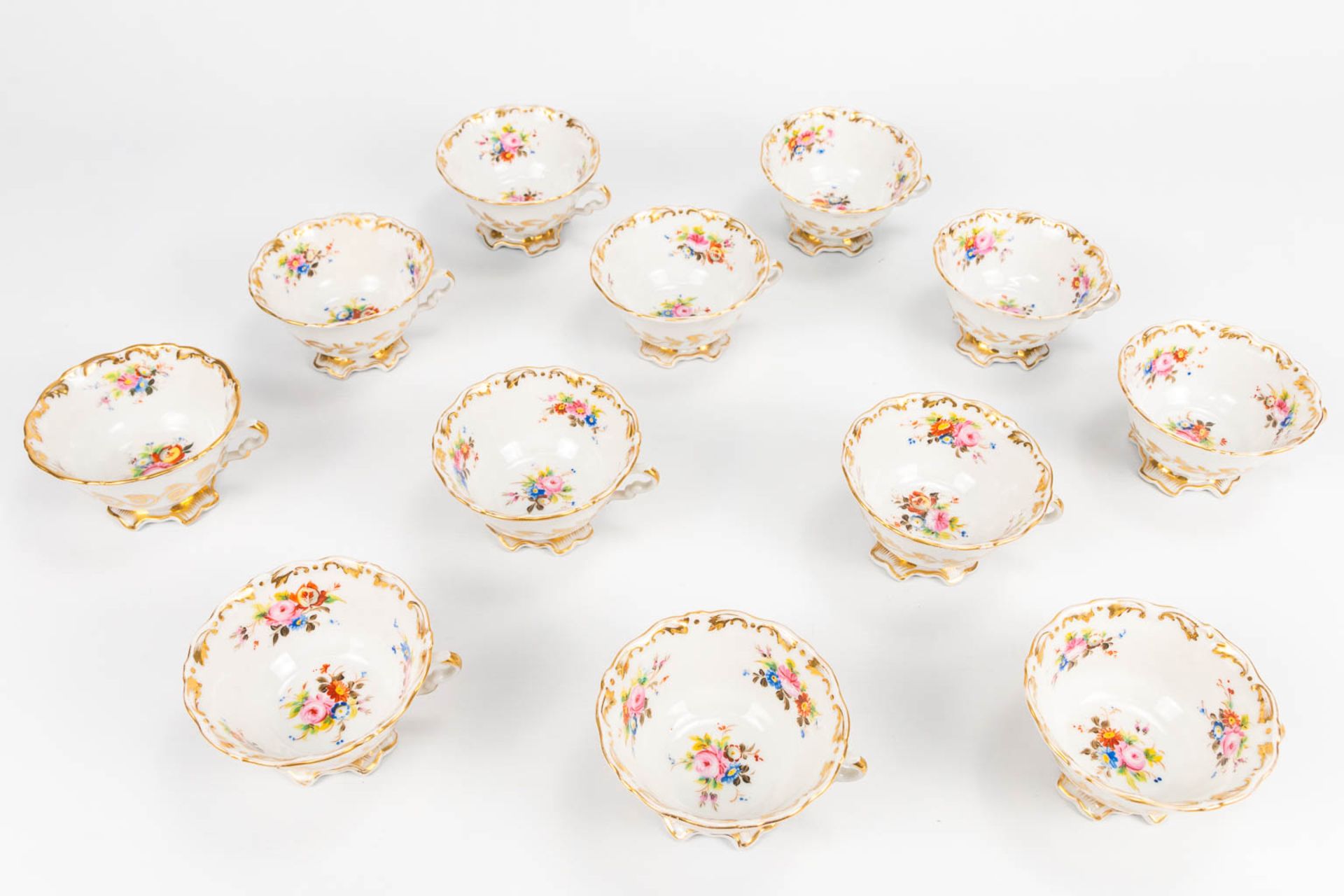A coffee and tea service made of Vieux Bruxelles porcelain with hand painted flower decors. (20 x 28 - Bild 13 aus 18