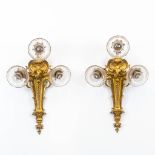 A pair of sconces made of gilt bronze in a Louis XVI style. Around 1900. (18 x 28 x 43 cm)