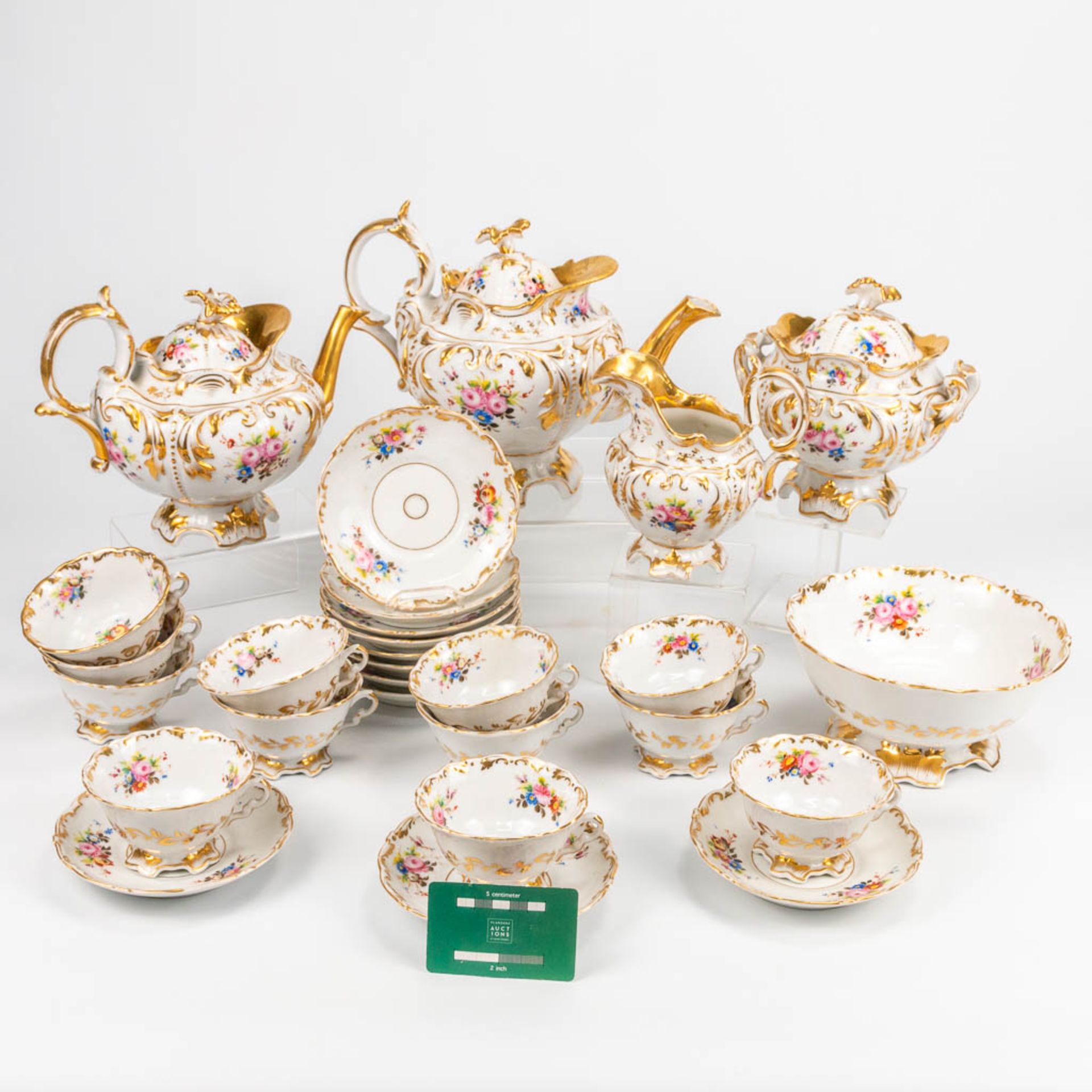 A coffee and tea service made of Vieux Bruxelles porcelain with hand painted flower decors. (20 x 28 - Bild 18 aus 18