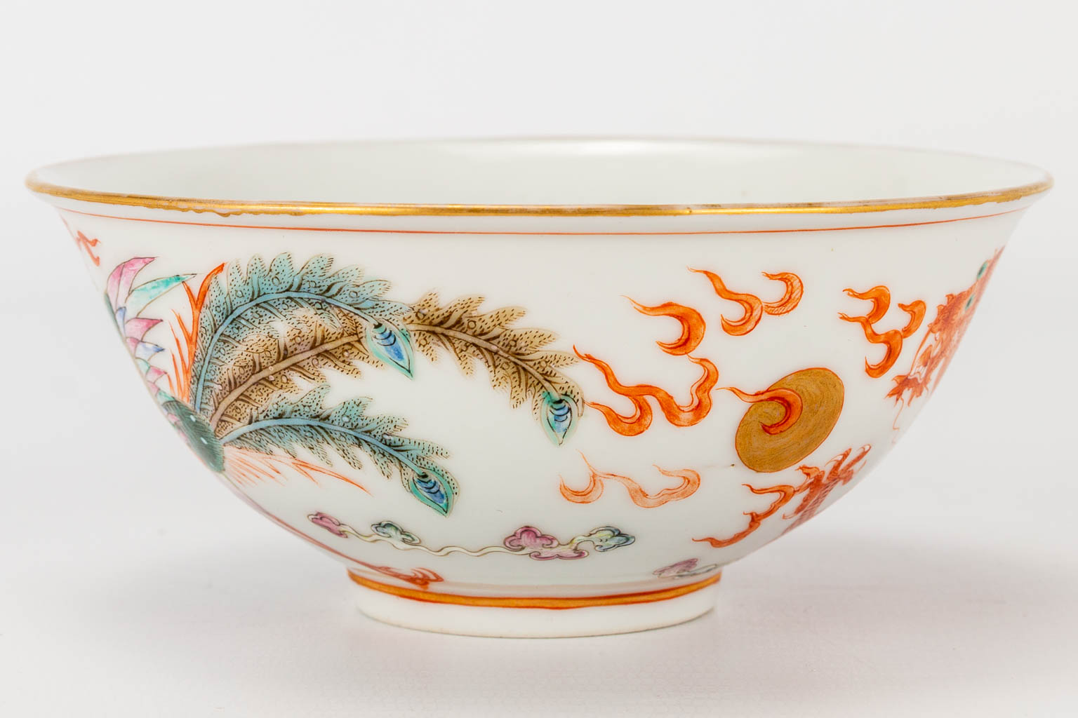 A bowl made of Chinese porcelain with images of a dragon and phoenix, Guangxu, 19th century. (5 x 11 - Image 5 of 13