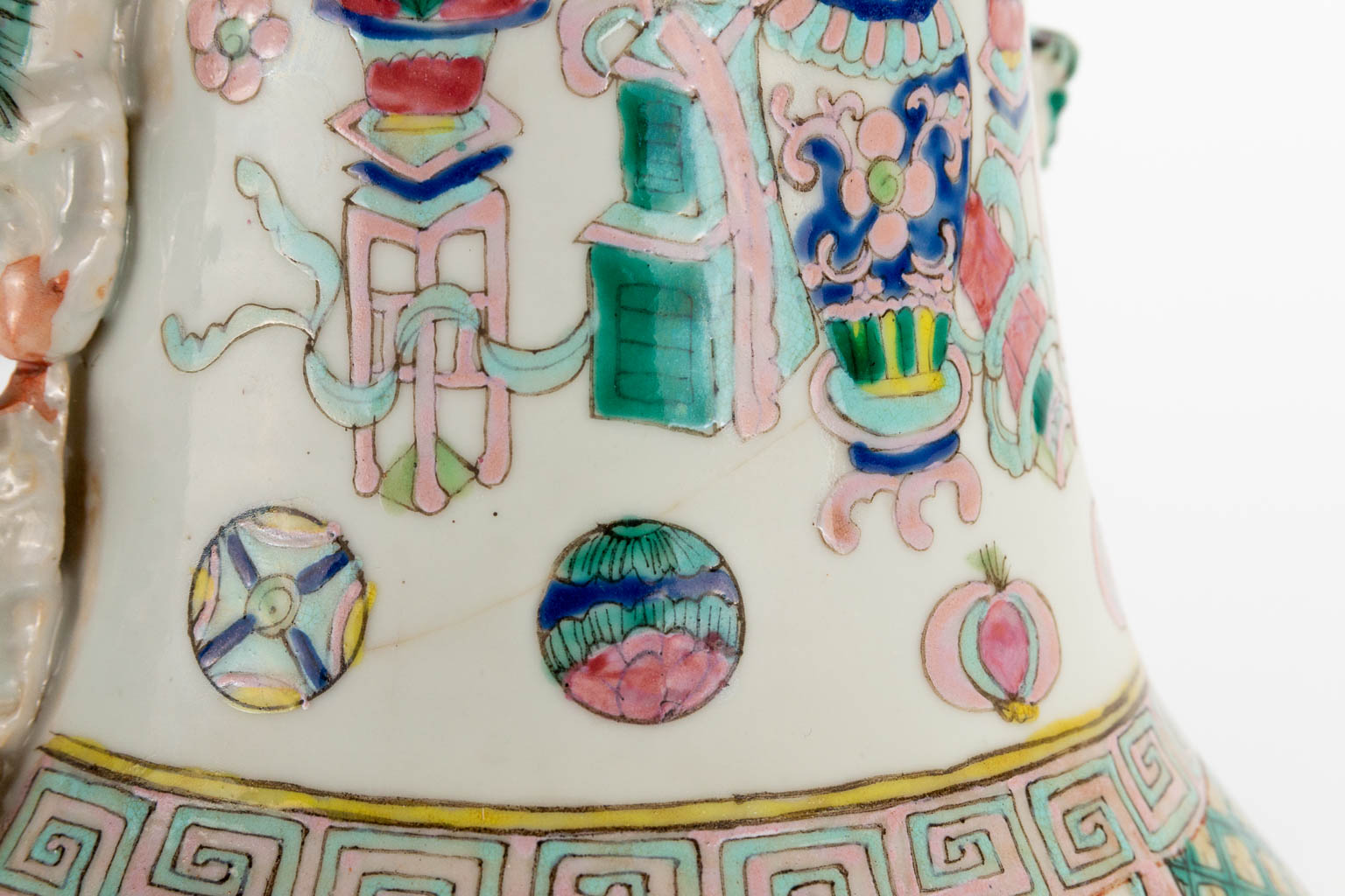 A Chinese vase with decor of antiquities. 19th/20th century. (60 x 23 cm) - Image 18 of 23