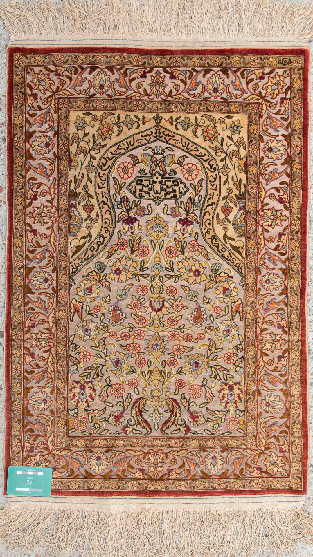 An Oriental hand-made prayer carpet made of silk and finished with gold thread. (58 x 87 cm) - Image 7 of 7