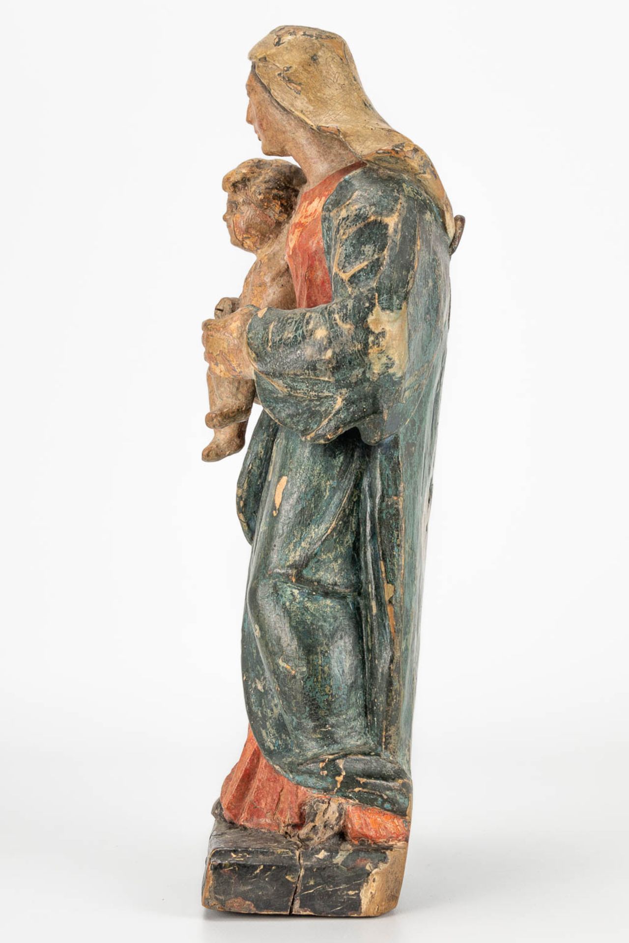 A collection of 2 religious wood sculptures. Madonna with child and a corpus. 17th/18th century. (8 - Image 8 of 17