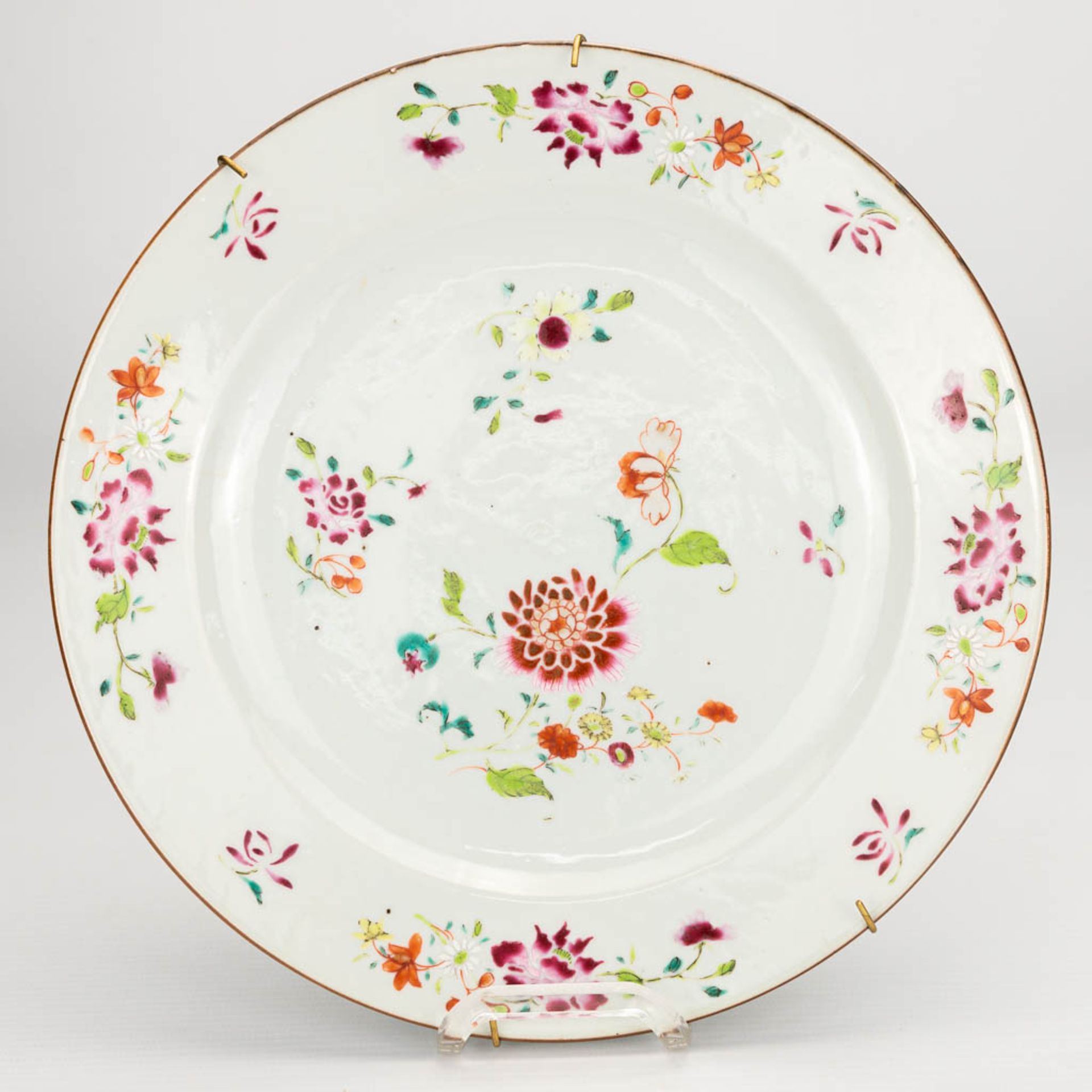 A collection of 10 display plates made of Oriental porcelain, Imari and blue-white and Famille Rose. - Image 4 of 16