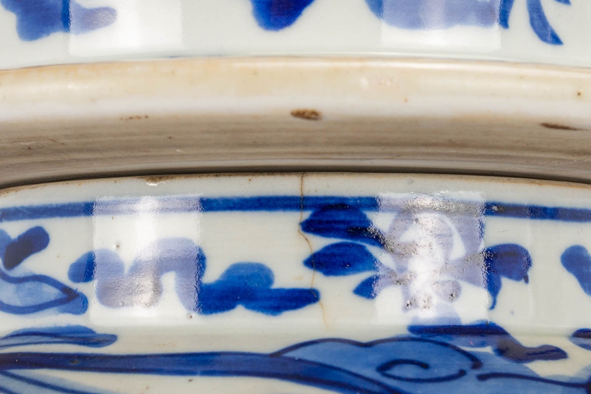 A pair of small Oriental vases wit lid, blue-white floral decor. (40 x 20 cm) - Bild 5 aus 20