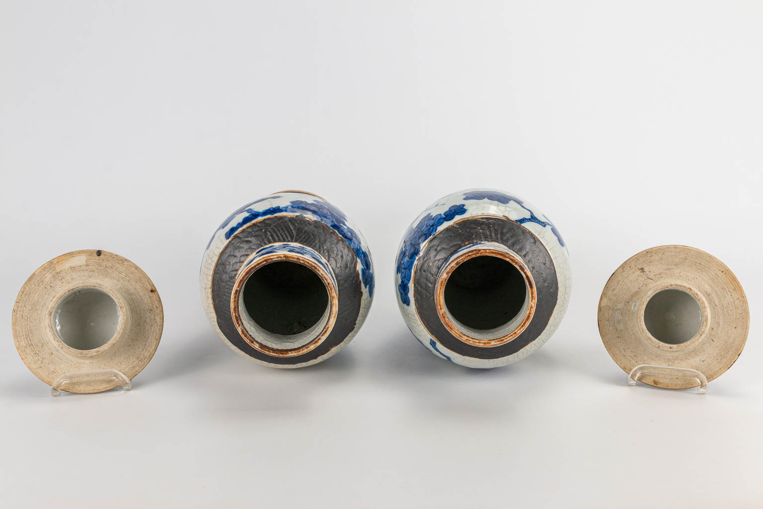 A pair of blue white 'Nanking' display vases made of Chinese porcelain. 19th/20th century. (33 x 14 - Image 2 of 9