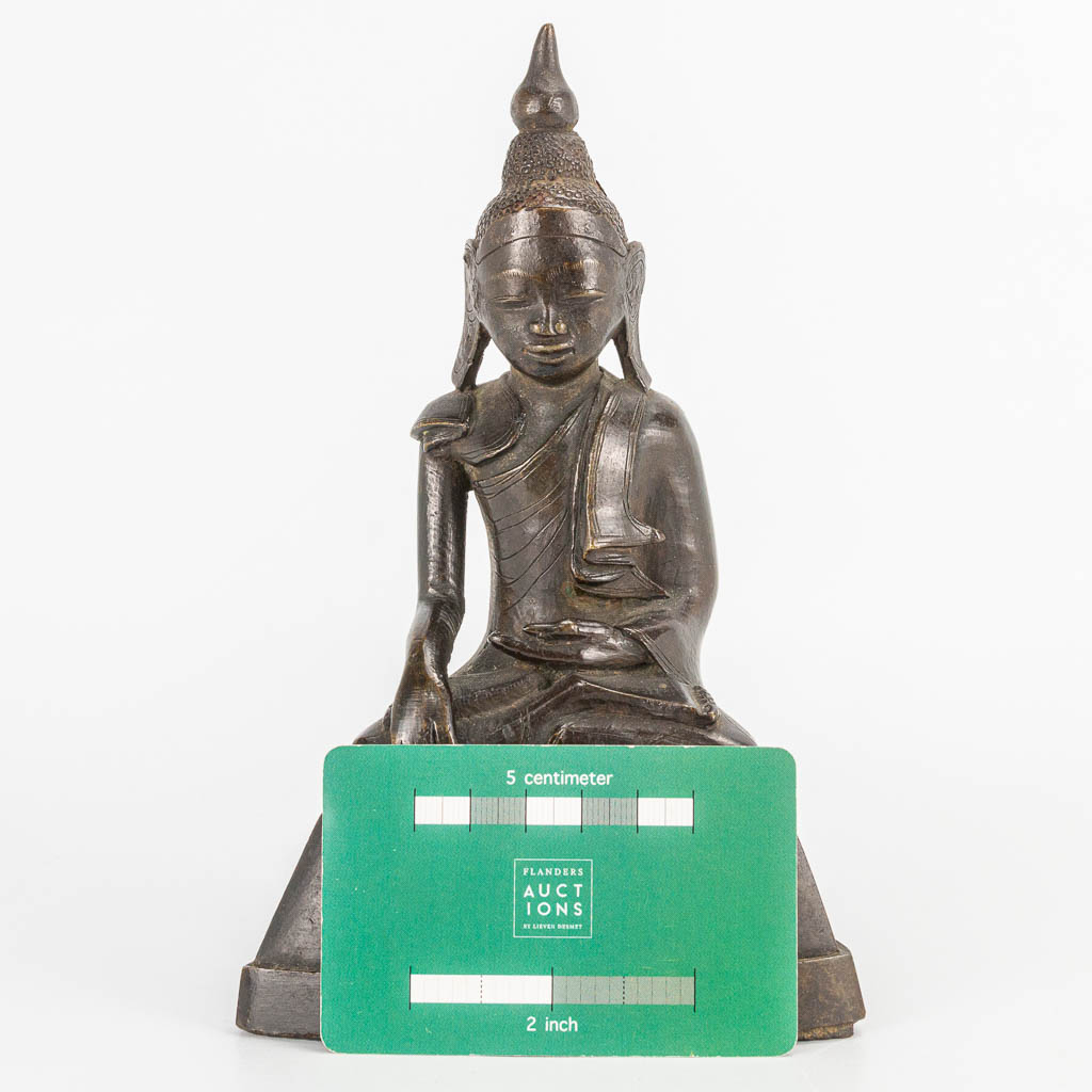 An antique Oriental Buddha, made of patinated bronze. (6 x 11,5 x 18 cm) - Image 7 of 12