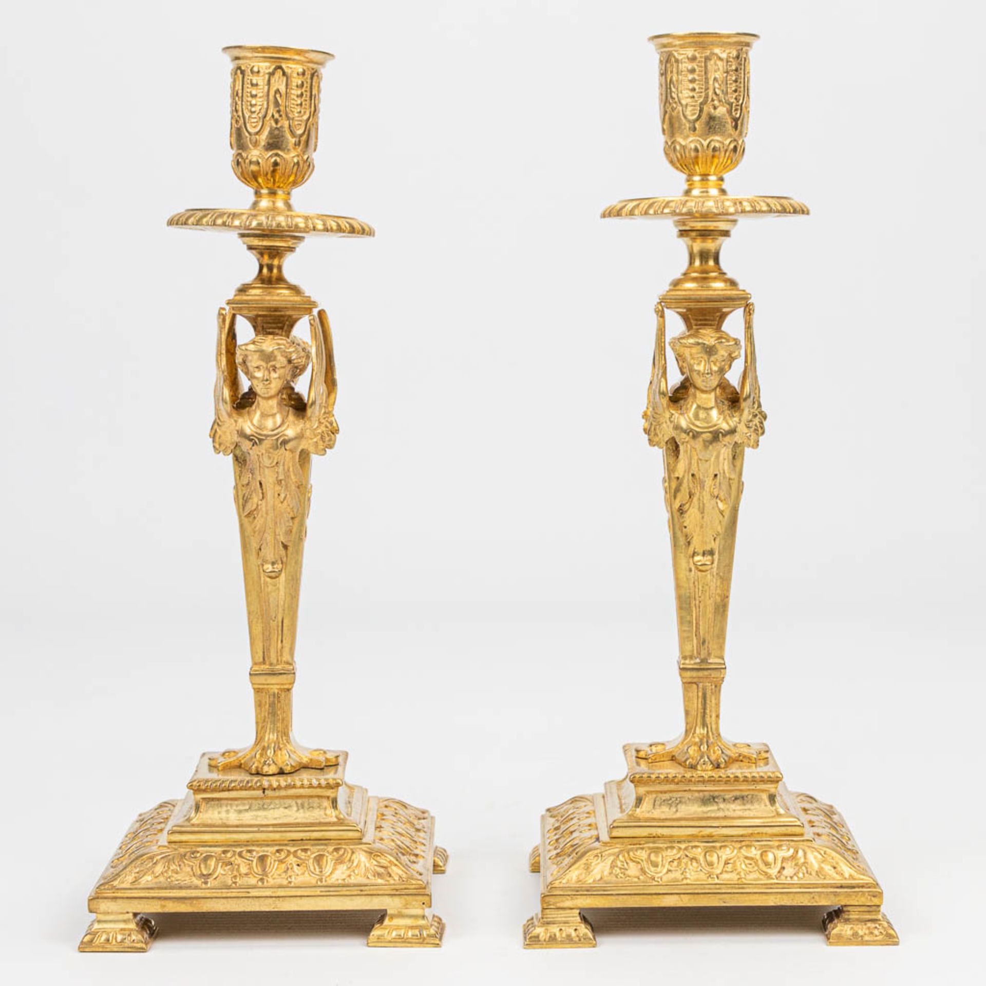 a pair of gilt Napoleon 3 bronze candlesticks, decorated with angels. (11 x 11 x 26,5 cm) - Image 4 of 6