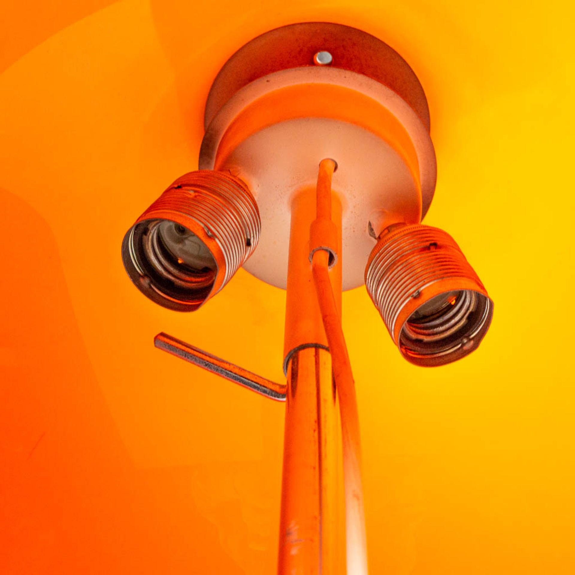A standing lamp with orange acrylic lamp shade on metal base. Around 1970. (45 x 150 cm) - Bild 10 aus 10
