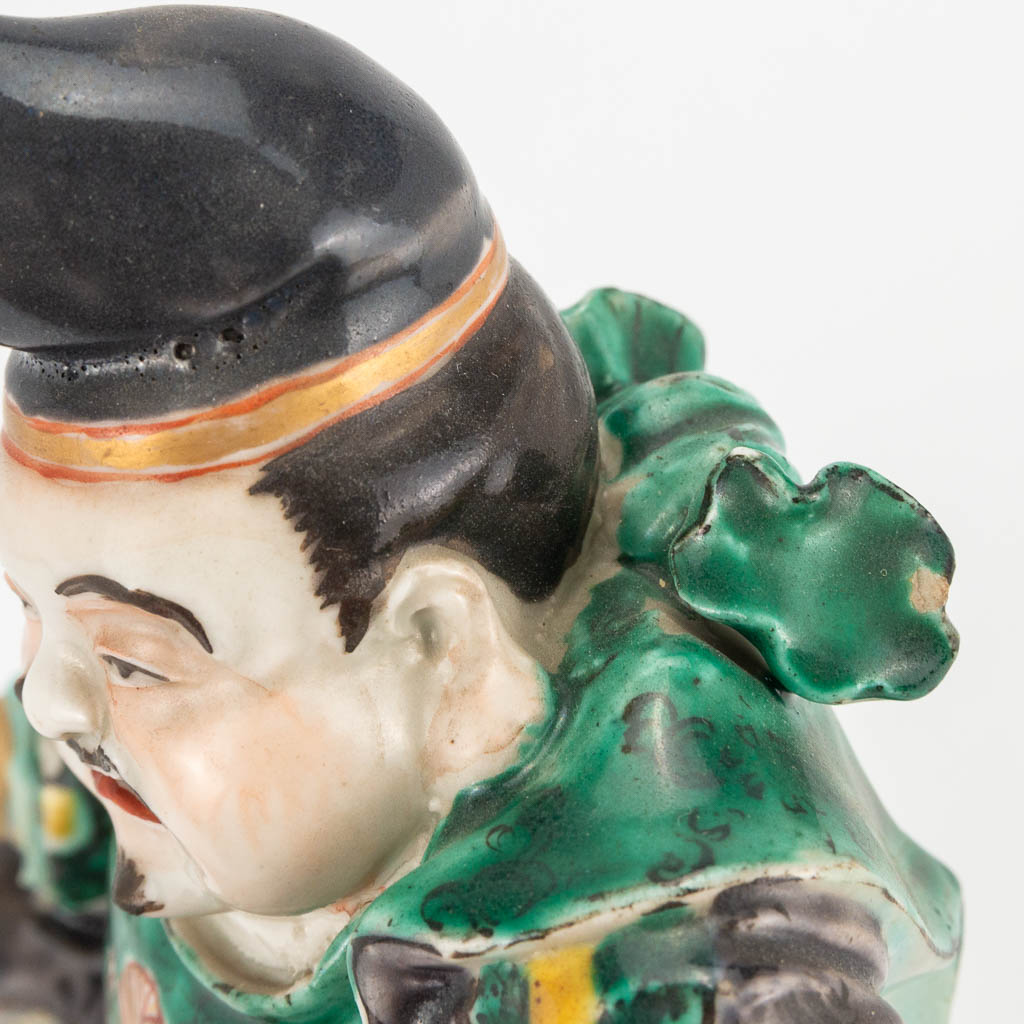 A Chinese porcelain statue of a fisherman. 19th/20th century. (11 x 14 x 20 cm) - Image 12 of 17