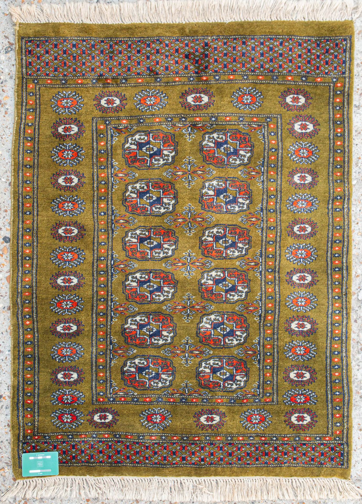 An Oriental hand-made carpet. Bokhara / Turkaman. (77 x 105,5 cm) - Image 3 of 6