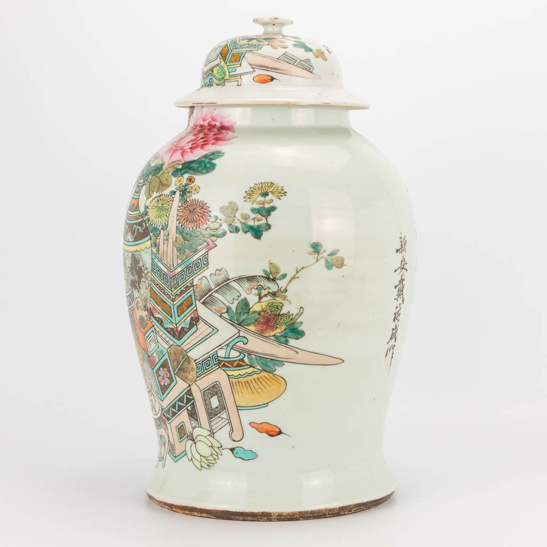 A Chinese porcelain vase with lid, decor of 100 antiquities. 19th/20th century. (43 x 27 cm) - Image 10 of 20