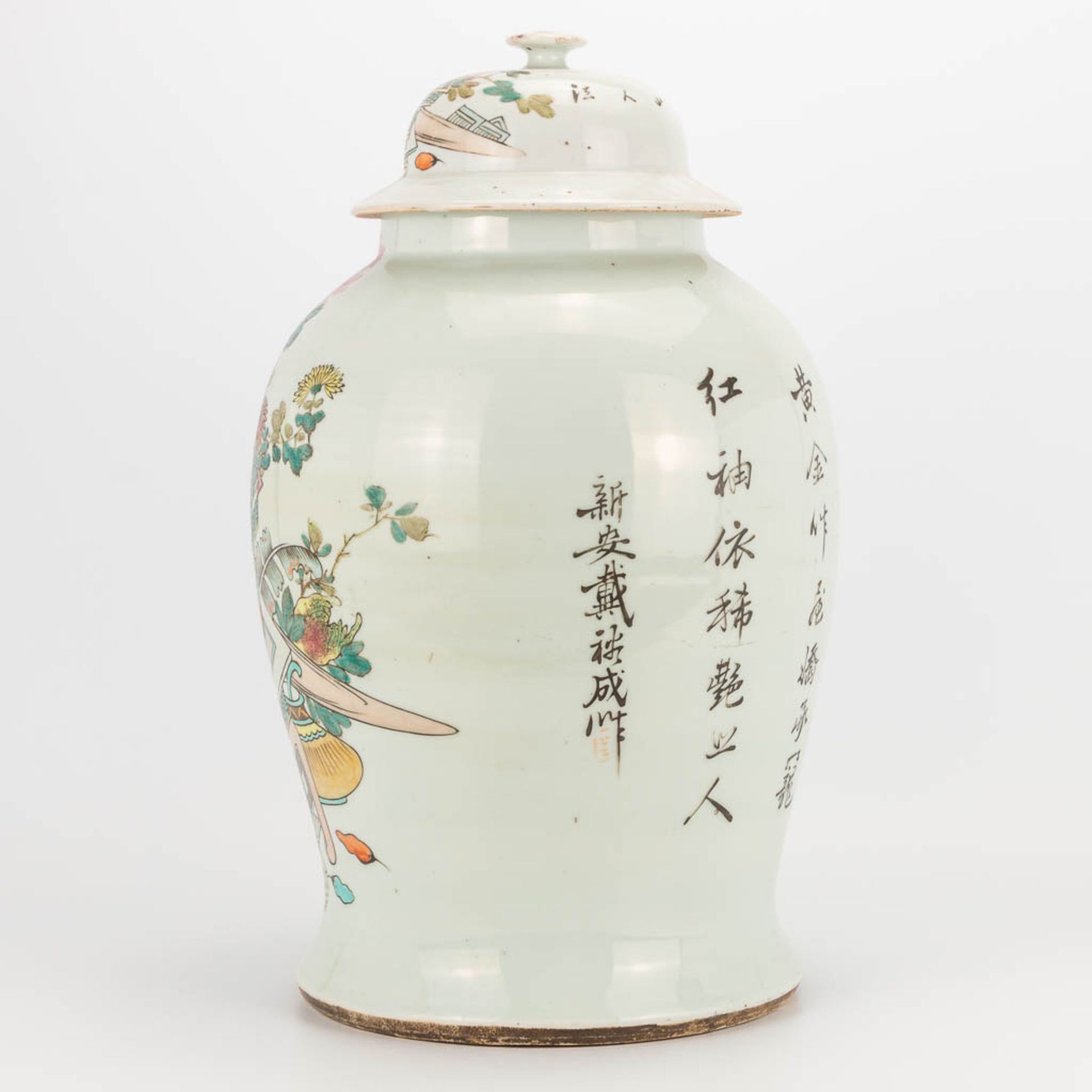A Chinese porcelain vase with lid, decor of 100 antiquities. 19th/20th century. (43 x 27 cm) - Image 5 of 20