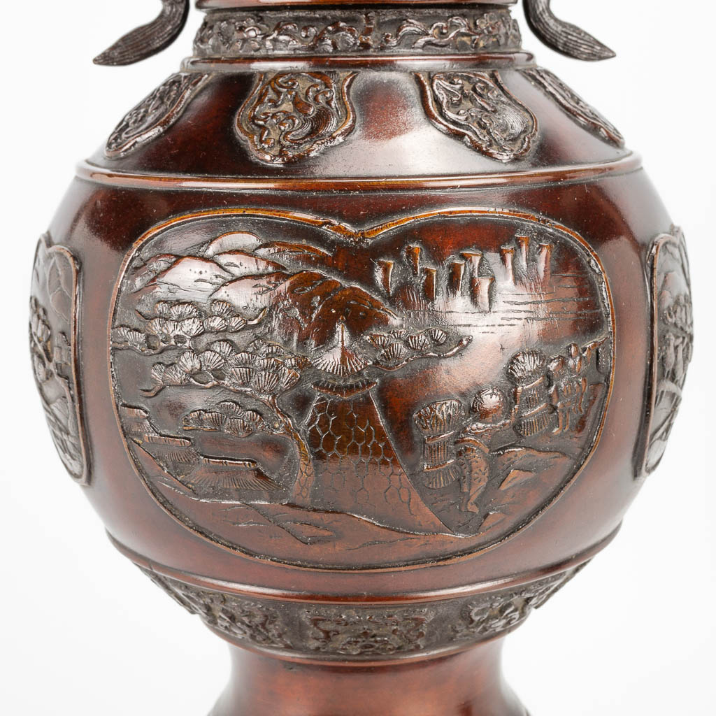 A pair of bronze Japanese vases decorated with landscapes and dragons, 19th century. (50,5 x 20 cm) - Image 16 of 19