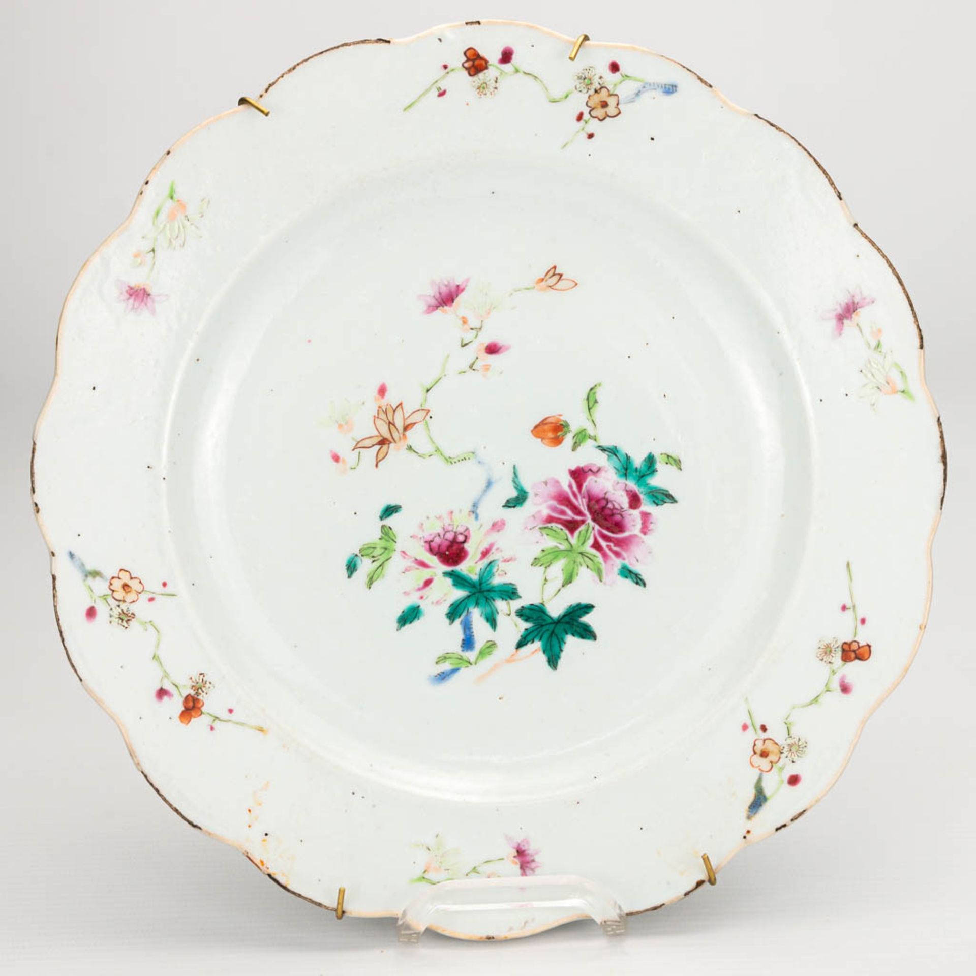 A collection of 10 display plates made of Oriental porcelain, Imari and blue-white and Famille Rose. - Image 2 of 16