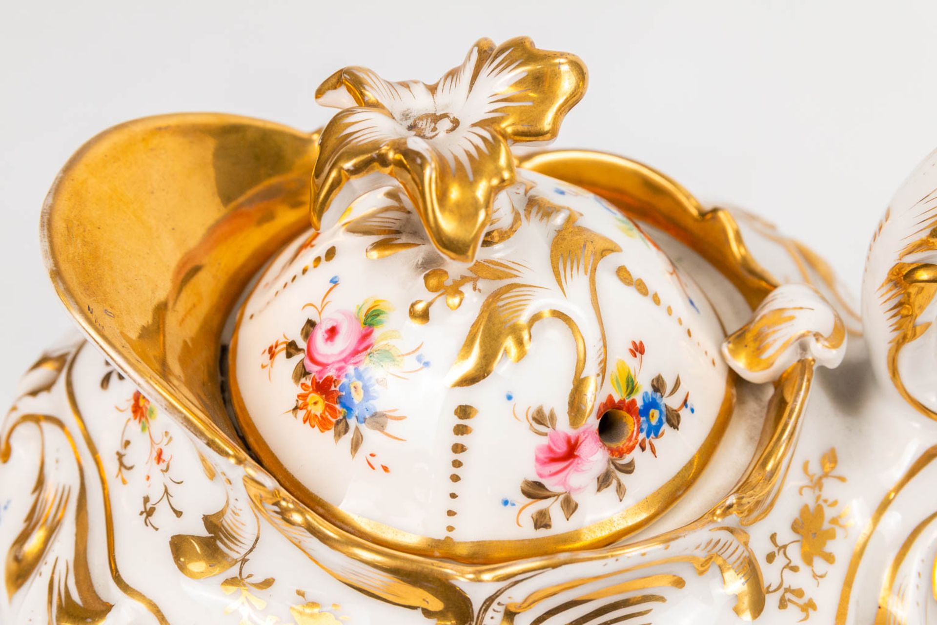 A coffee and tea service made of Vieux Bruxelles porcelain with hand painted flower decors. (20 x 28 - Bild 17 aus 18