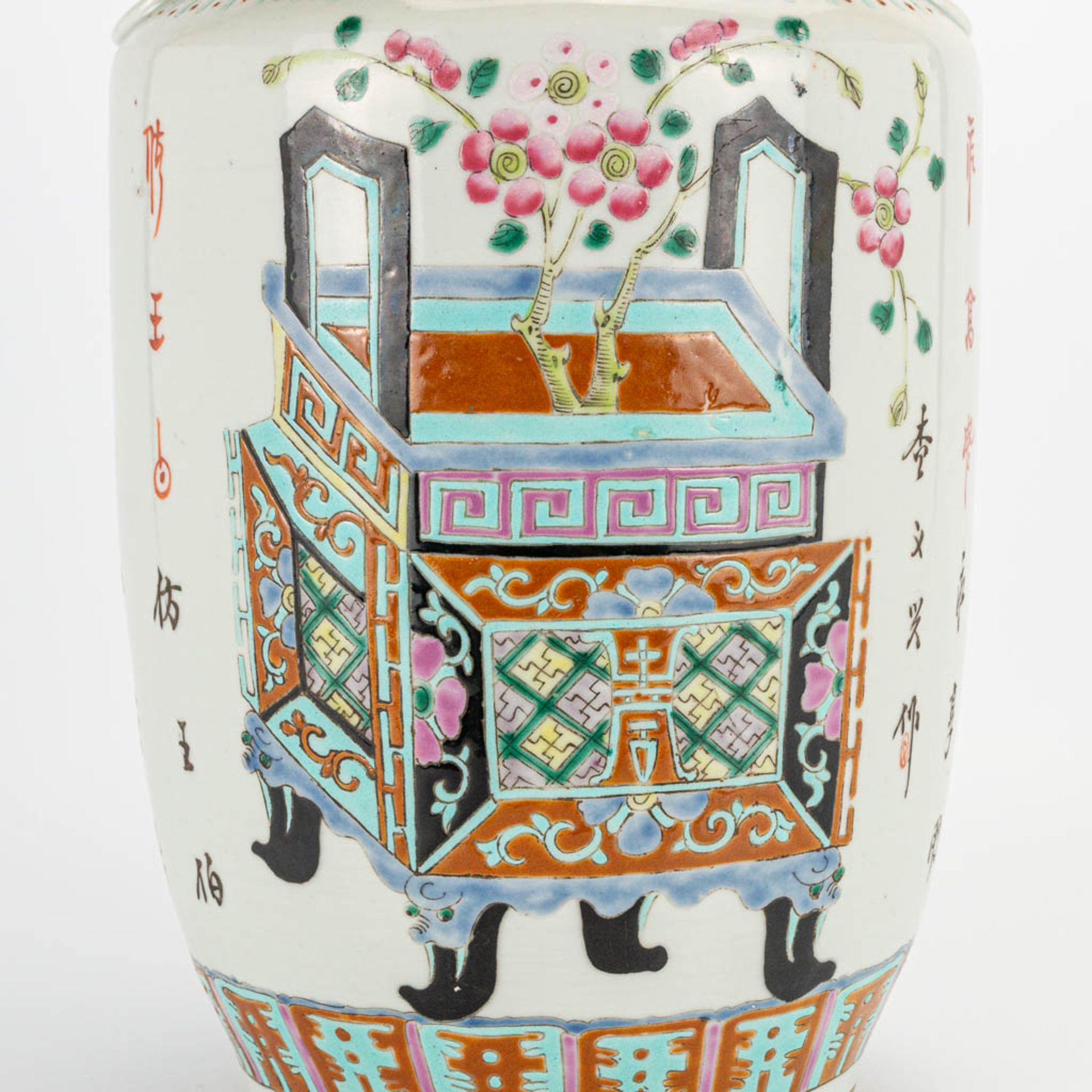 A chinese vase with decor of a planter. 19th/20th century. (43 x 20 cm) - Image 17 of 23
