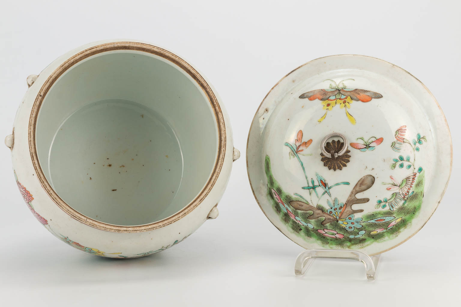 A Chinese porcelain jar with lid, with flower and butterfly decor. 19th/20th century. (21 x 23 cm) - Image 6 of 18