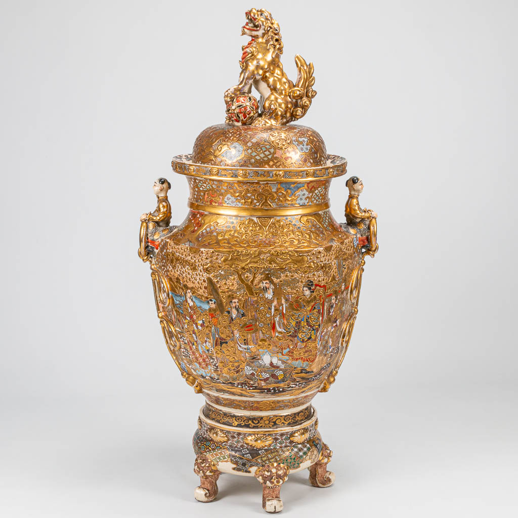 An exceptionally large Satsuma vase with lid on ceramic base, Emperor decor, Japan 19th century. (28 - Image 9 of 28