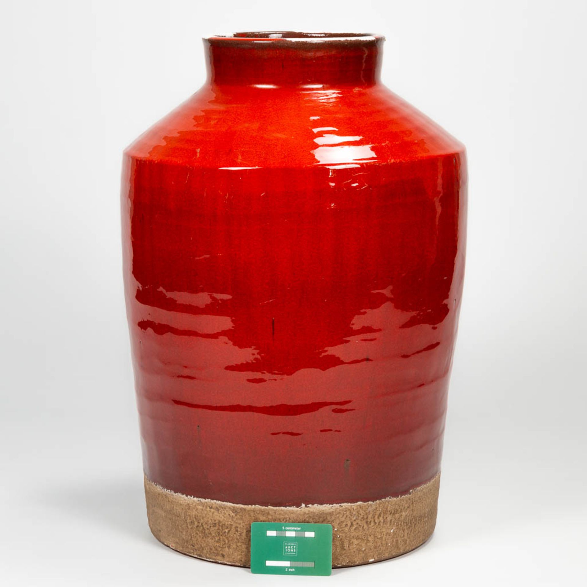 An exceptionally large ceramic vase with red glaze, probably made by Leon GOOSSENS (XX) (56 x 40 cm) - Bild 2 aus 10
