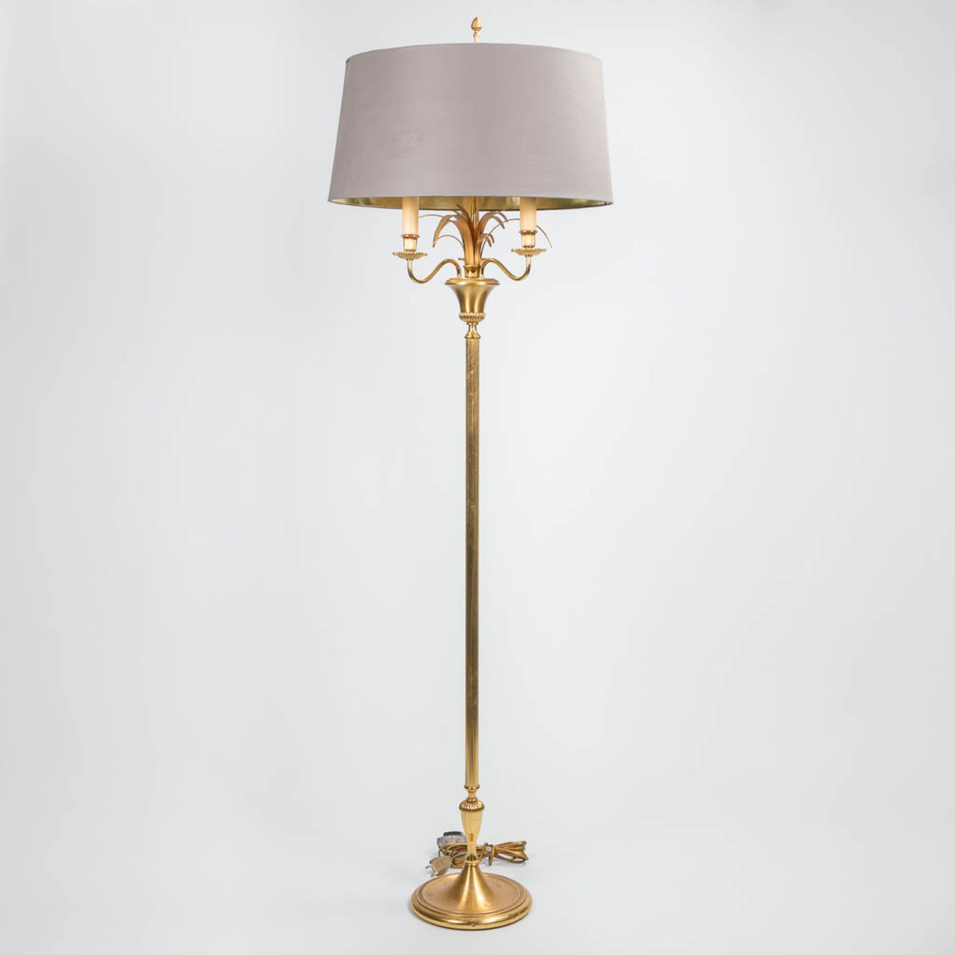 A standing lamp made in Hollywood Regency style. Around 1970. (163 x 34 cm)