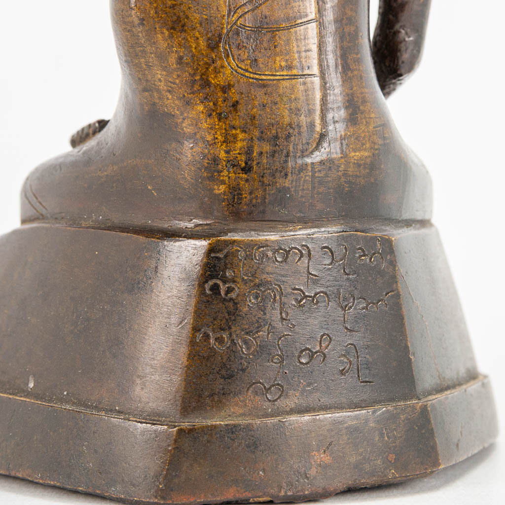 An antique Oriental Buddha, made of patinated bronze. (6 x 11,5 x 18 cm) - Image 12 of 12