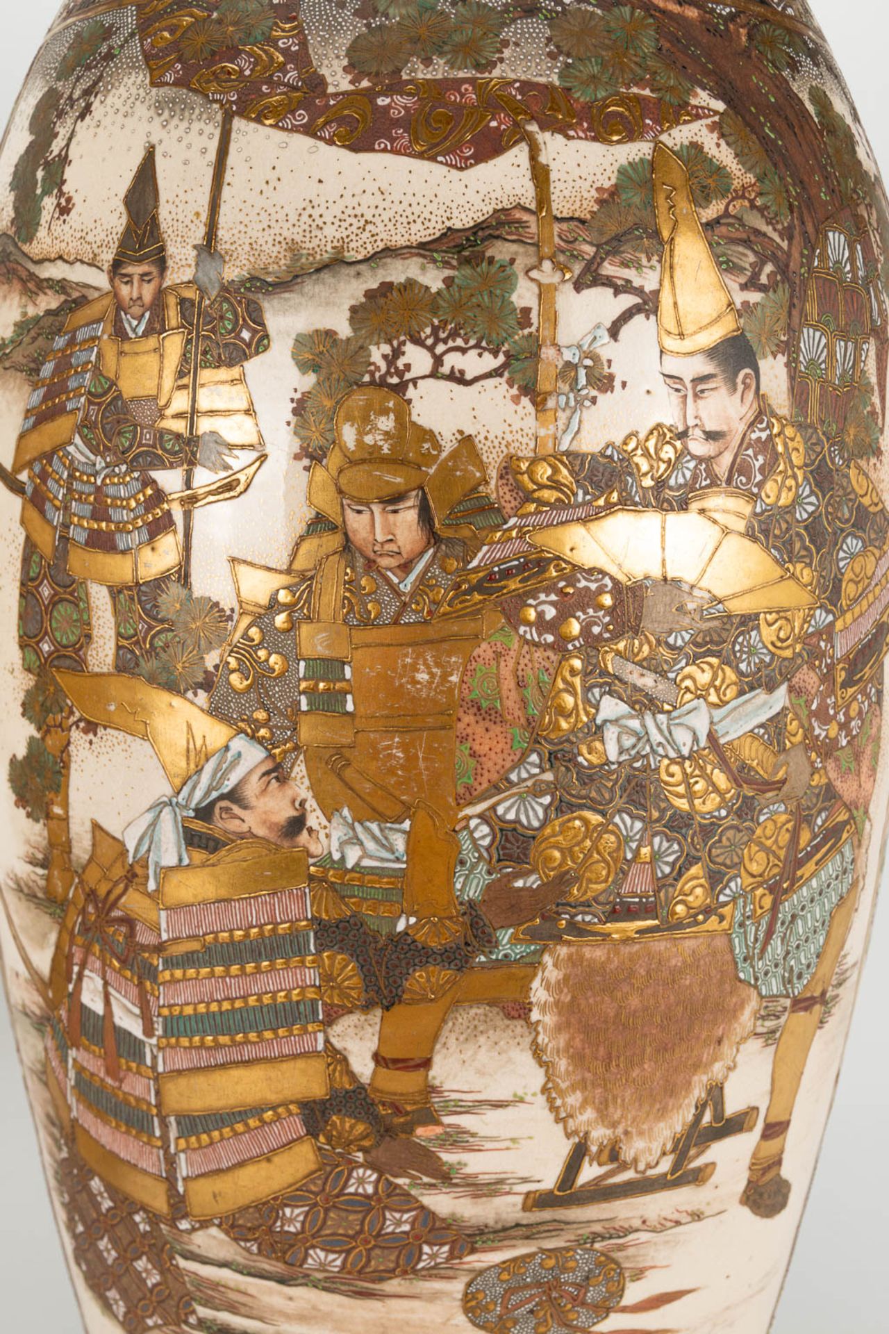 A pair of Japanese Satsuma vases with decor of warriors standing on a wood base. 19th/20th century. - Image 19 of 22