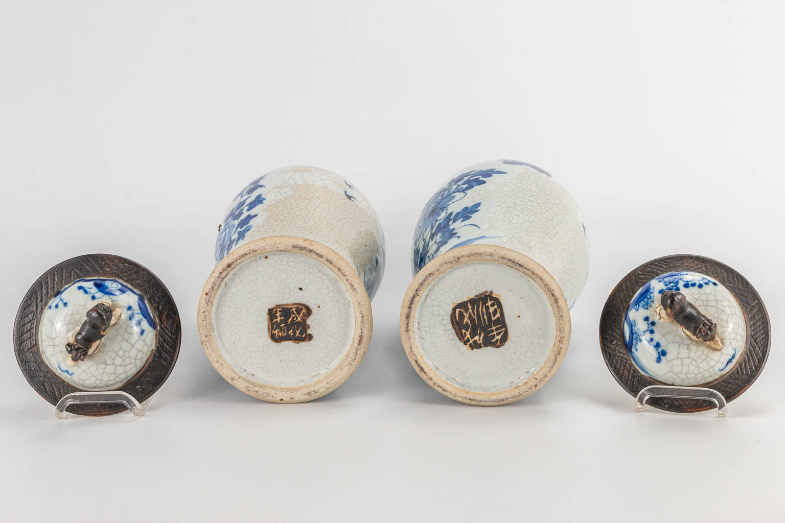 A pair of blue white 'Nanking' display vases made of Chinese porcelain. 19th/20th century. (33 x 14 - Image 3 of 9