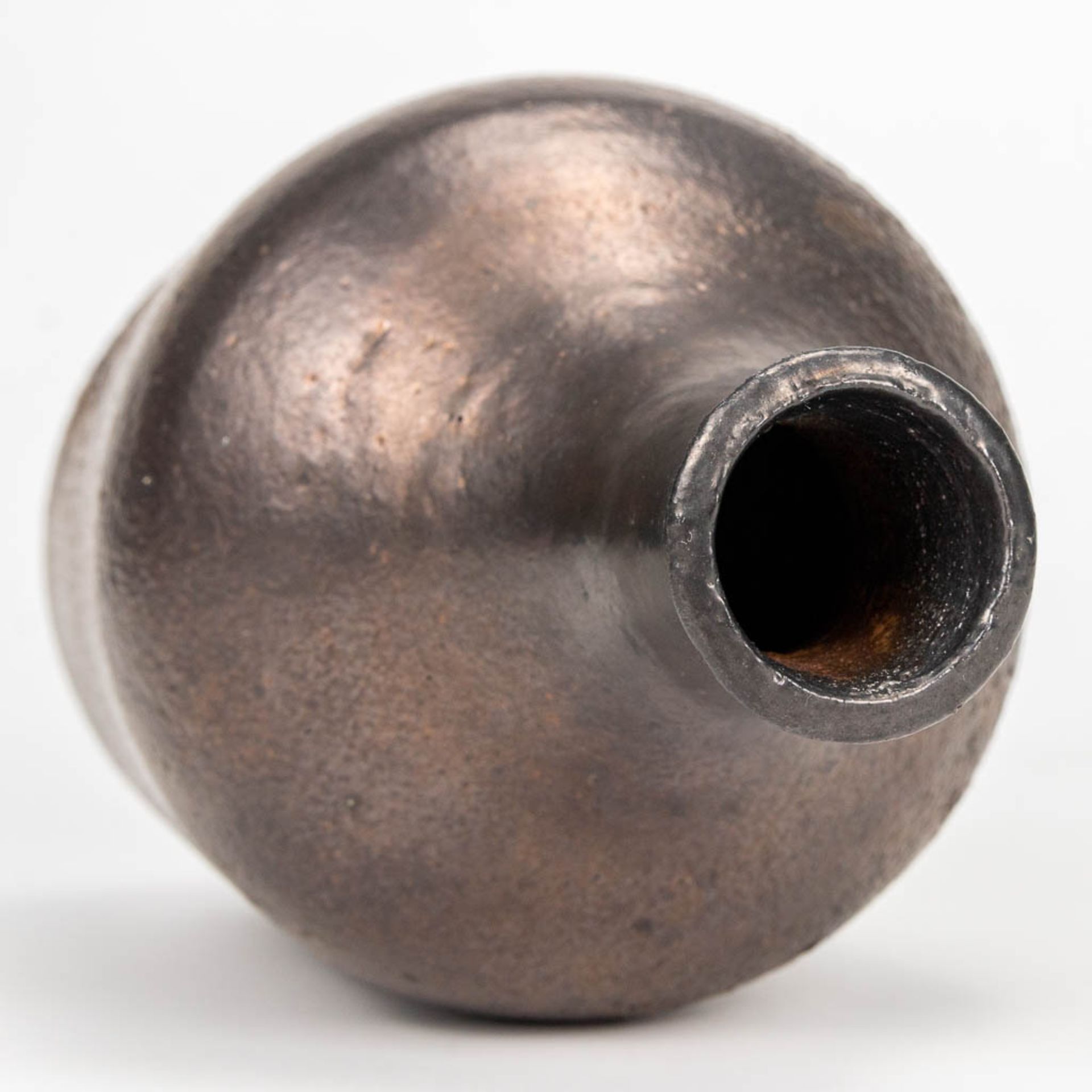 Elisabeth VANDEWEGHE (XX-XXI) a vase made of bronze glaze ceramics for Perignem. (20 x 10 cm) - Image 2 of 9