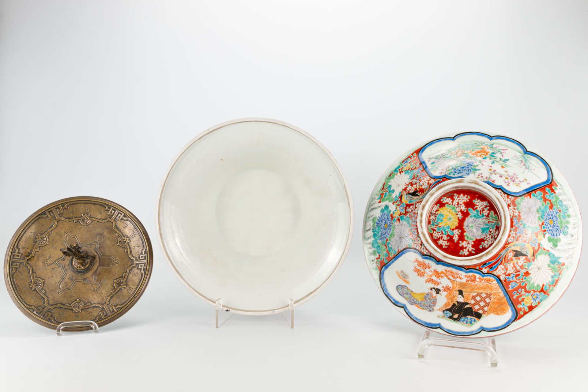 A collection of 2 pieces Japanese: Porcelain Imari rice bowl and a bronze vide poche. (20 x 33 cm) - Image 6 of 30