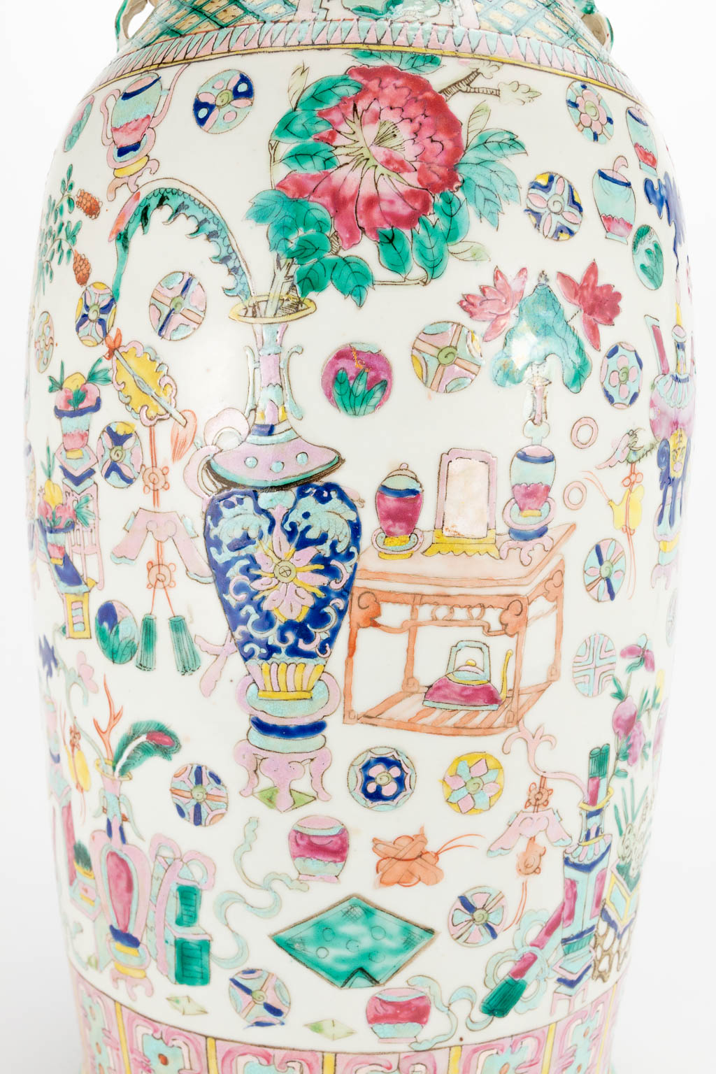 A Chinese vase with decor of antiquities. 19th/20th century. (60 x 23 cm) - Image 22 of 23