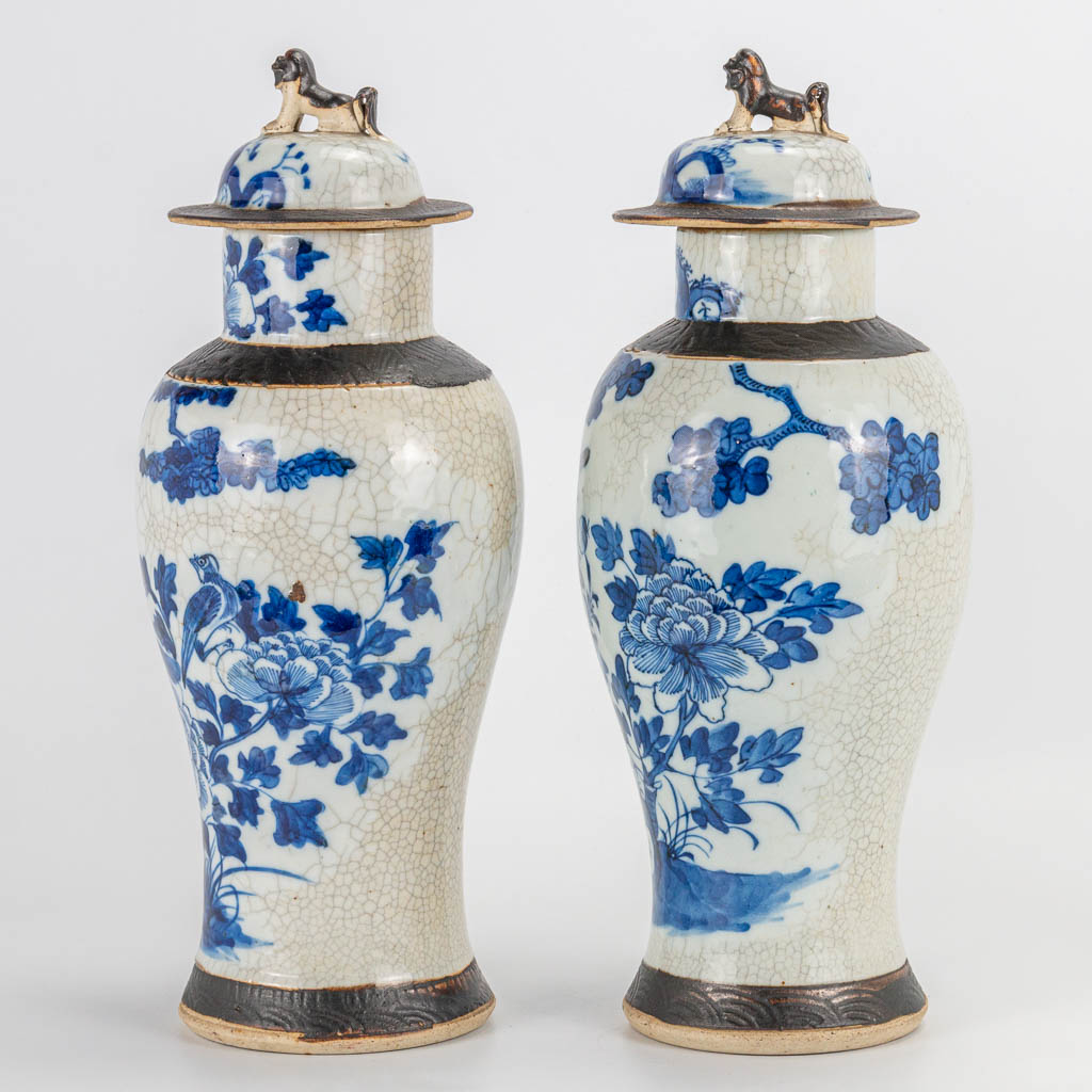 A pair of blue white 'Nanking' display vases made of Chinese porcelain. 19th/20th century. (33 x 14 - Image 6 of 9