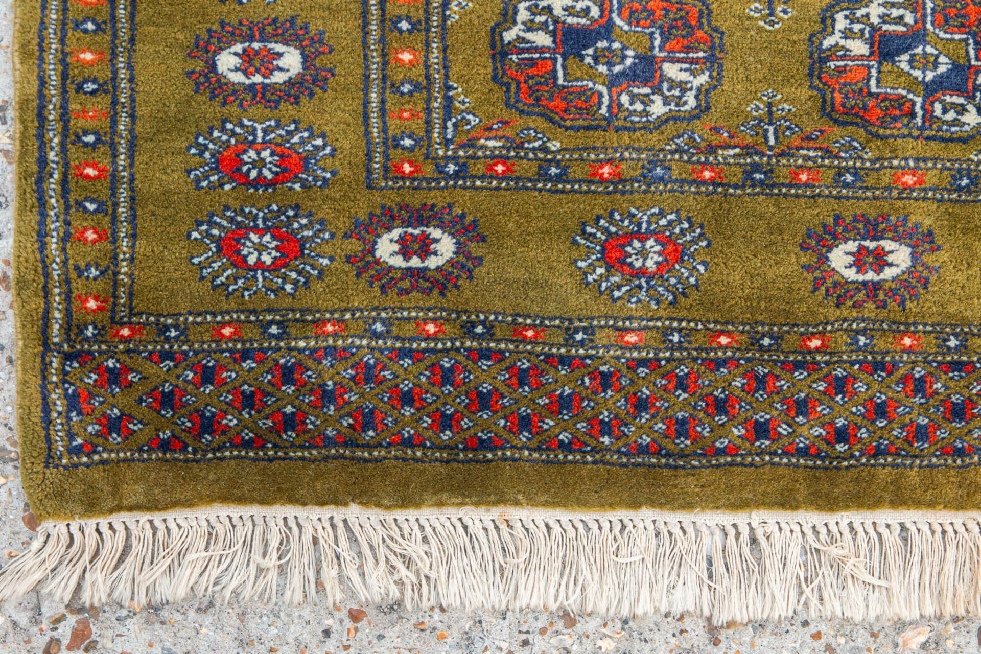 An Oriental hand-made carpet. Bokhara / Turkaman. (77 x 105,5 cm) - Image 2 of 6