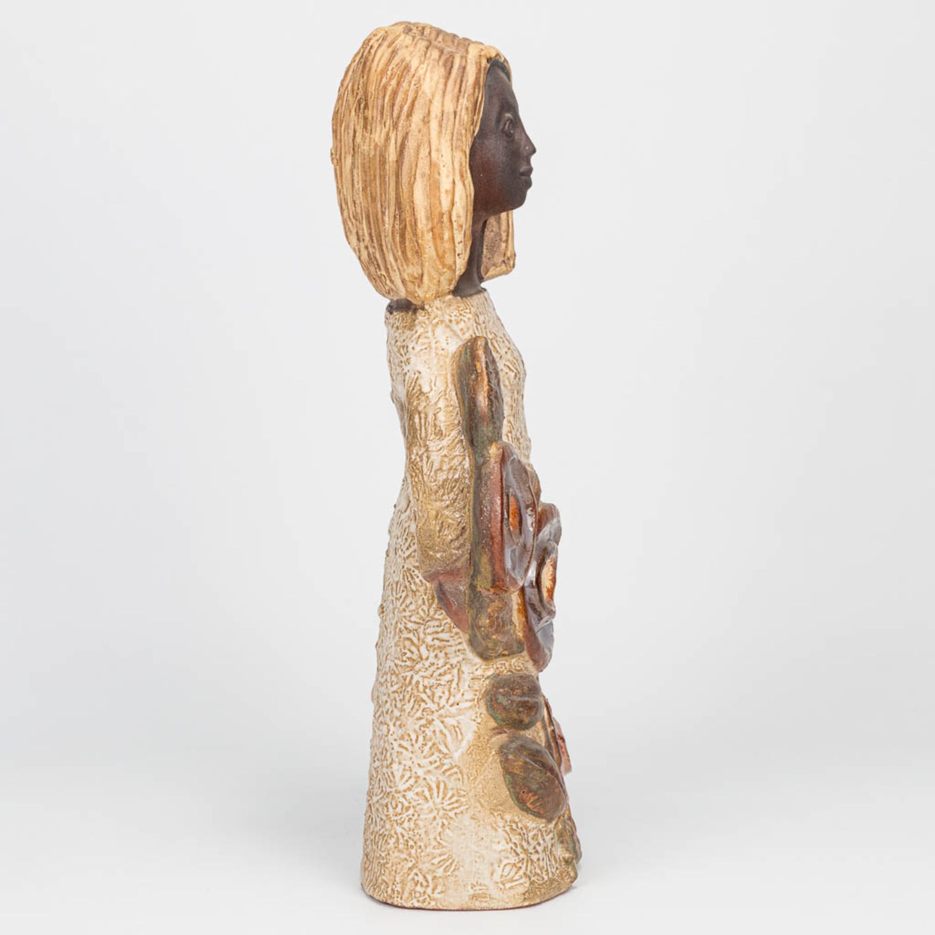 Elisabeth VANDEWEGHE (XX-XXI) a statue made of glazed ceramics for Perignem. (9 x 17 x 37 cm) - Image 3 of 9