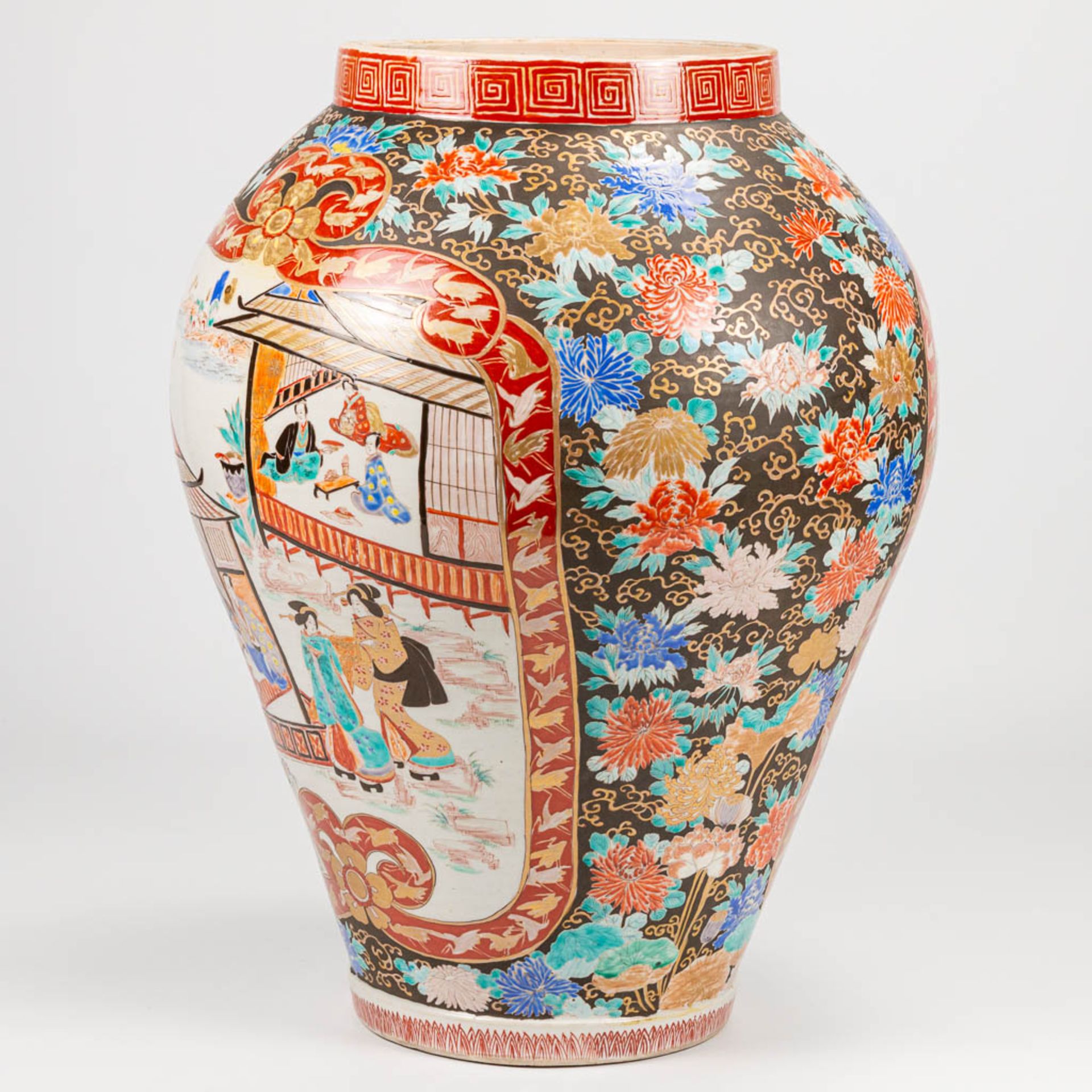 A large Imari display vase made of hand-painted porcelain in Japan. 19th/20th century. (60 x 42 cm) - Image 10 of 21